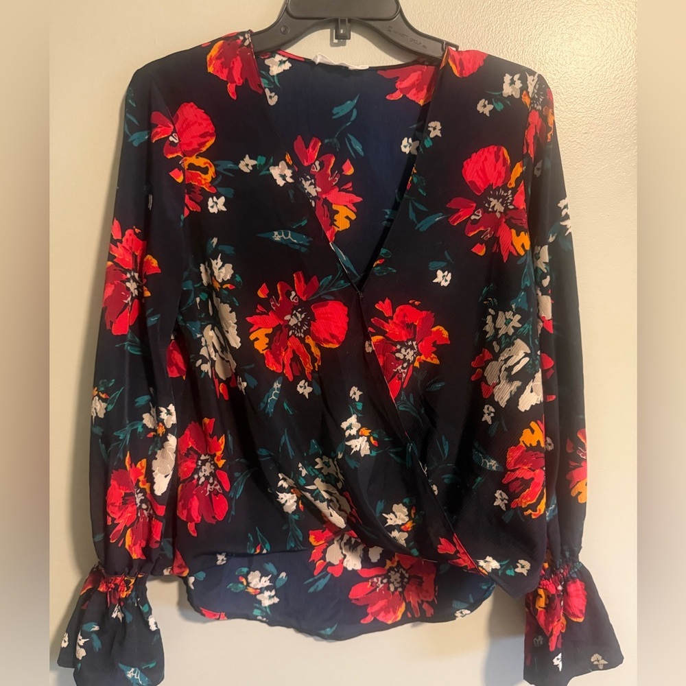 Lush Navy Red Floral Wrap Hi-Low Blouse w/cinched bell sleeves size small